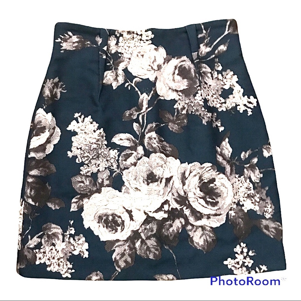 O’2nd Navy Floral Mini Skirt Size 2.